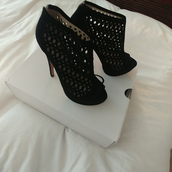 Stunning black Aldo booties - Picture 2 of 4